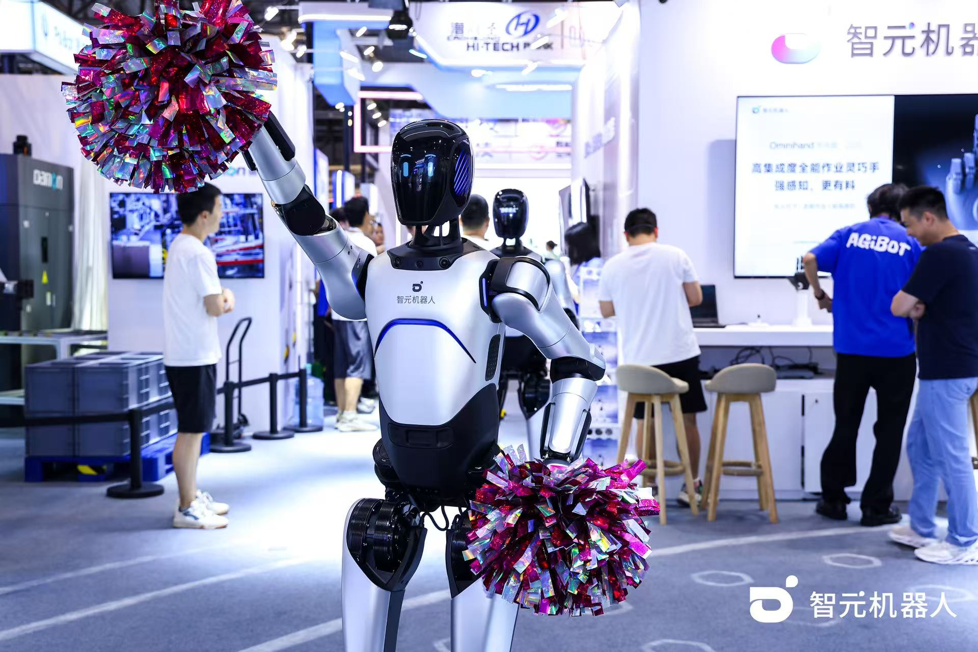 best365机器人 WAIC 首日展台火爆，机器人家族集体打工忙不停